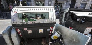 Rifiuti ingombranti abbandonati per strada a Roma