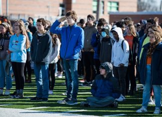 Usa, sul palco a Washington studenti Parkland e parenti di vittime armi