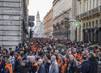 Migranti, in centinaia manifestano contro sequestro nave Proactiva Open Arms