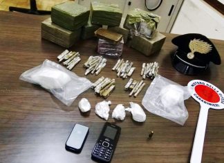 Napoli, 2 chili di hashish nascosti in un’auto a San Pietro a Patierno