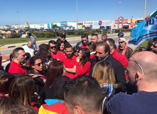 Giugliano (Napoli), rischio esuberi all’Auchan: protesta all’ipermercato
