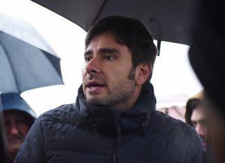 Governo, Di Battista: Salvini si stacchi da Cav, sembrava cagnolino Dudù