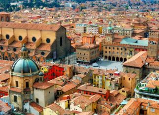 Bologna, studentessa palpeggiata nel centro storico: il 30enne spedito in cella