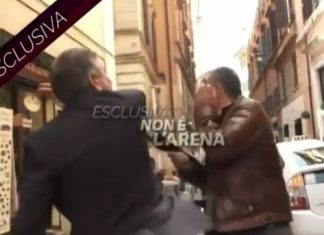 L’ex ministro Landolfi perde la testa e schiaffeggia un giornalista in strada (IL VIDEO)