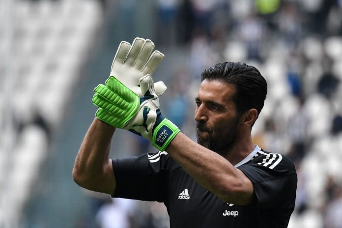 L'addio alla Juve di Buffon, il portiere premiato col tapiro di 'Striscia'