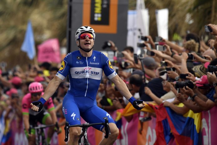 Elia Viviani vince la seconda tappa del Giro d'Italia
