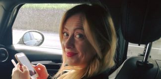 Giorgia Meloni in auto