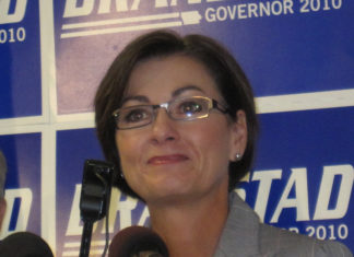 Usa, la governatrice dell’Iowa firma la legge sull’aborto: divieto dalla sesta settimana