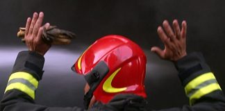 L'intervento dei vigili del fuoco per recuperare i corpi delle vittime precipitate da un viadotto a Tivoli