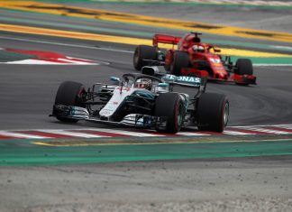 F1, Gp Spagna: Hamilton al comando a metà gara, Vettel insegue