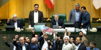 Nucleare, deputati iraniani bruciano bandiere Usa in parlamento