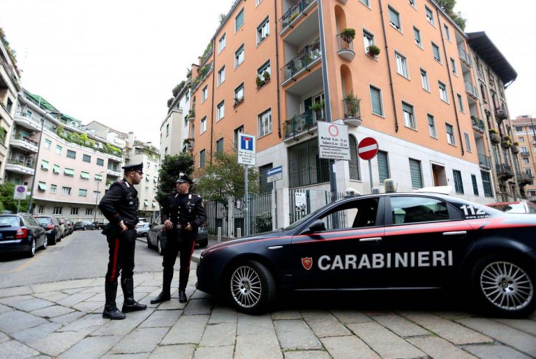 Reggio Emilia, fugge dai controlli e aggredisce i carabinieri: arrestato