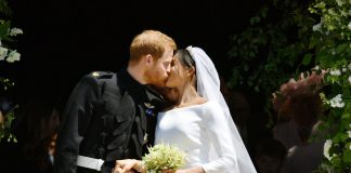 Royal wedding, il bacio tra il principe Harry e Meghan