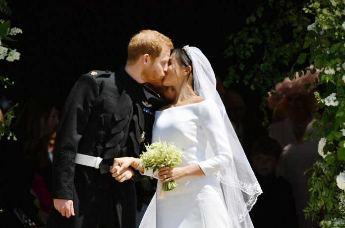 Royal wedding, il bacio tra il principe Harry e Meghan