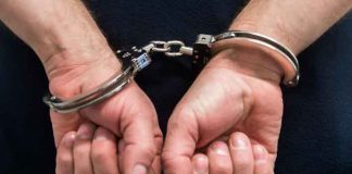 Tenta di strangolare la figlia