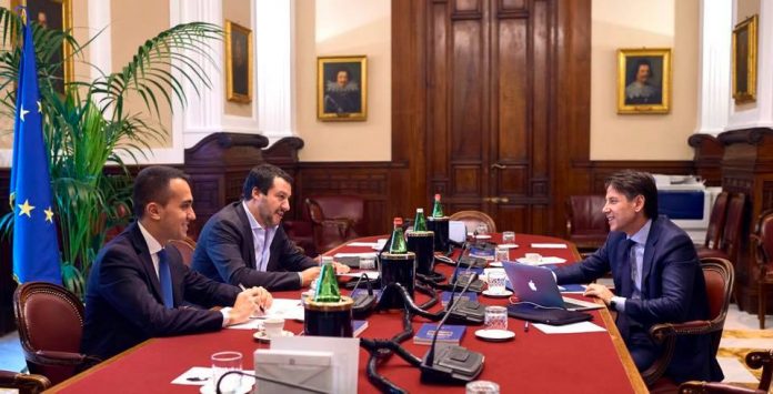 Il premier Giuseppe Conte con Luigi Di Maio e Matteo Salvini