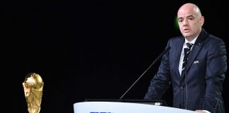 Il presidente della Fifa Gianni Infantino e la coppa del mondo