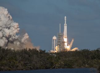 SpaceX rinvia al 2019 il primo volo in orbita lunare