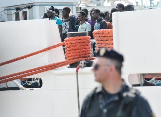 Aquarius, a Valencia sbarcata la prima nave: nel porto lo striscione: “Welcome Home”