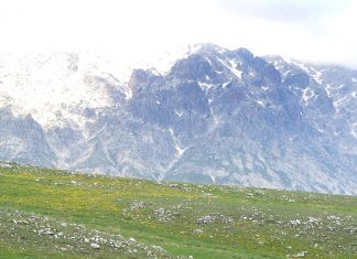 Montagna, bloccati sulla parete nord del Gran Sasso: salvati 3 alpinisti