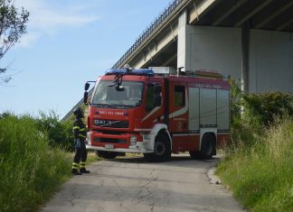 Roma, si lancia da cavalcavia e precipita su furgone in moto: morta