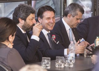 Il Presidente del Consiglio Conte riceve una telefonata da Theresa May