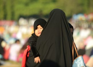 Indonesia, un uomo muore schiacciato dalla bara della madre durante i funerali