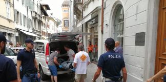 Spara all'ex moglie, poi si suicida