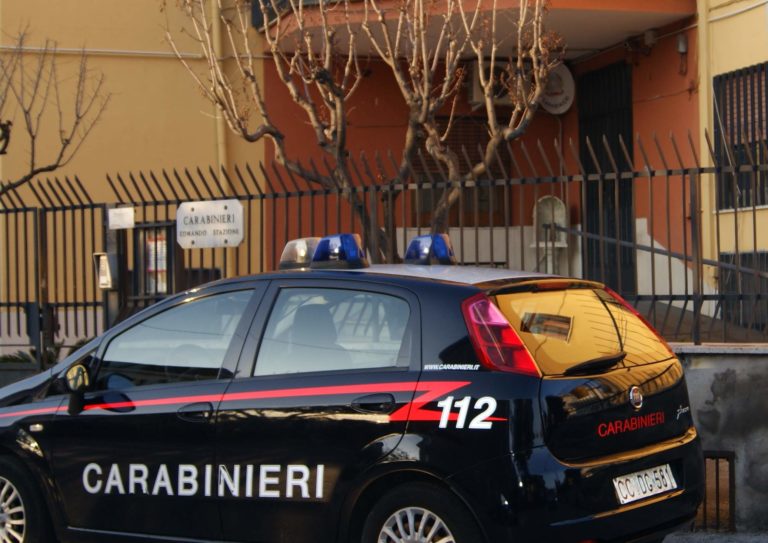 Trapani, aggredisce il fratello e lo minaccia con la doppietta: arrestato
