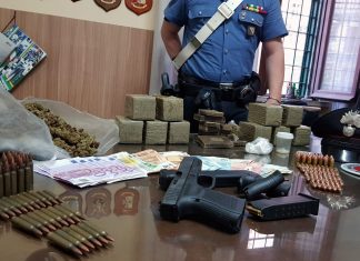 Napoli, armi e droga in casa di un 28enne a Barra: spedito in cella