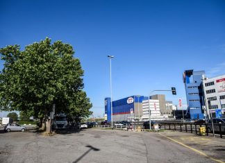 Ventenne violentata in un parcheggio di Milano fino all’alba