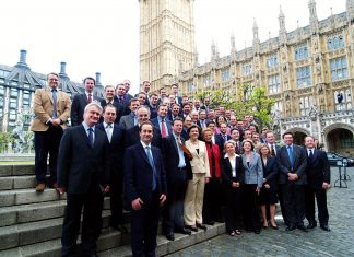 Molestie, report parlamento Gb: abusi ‘endemici’, ong quasi complici