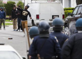 Usa, un uomo ucciso dalla polizia a Chicago. Proteste e agenti feriti: 4 arresti