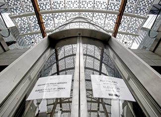 Ascensore, che ansia: due persone su tre non parlano durante l’utilizzo