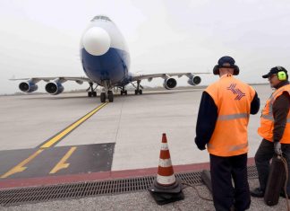 Migranti, Svezia: studentessa blocca un volo per impedire la deportazione