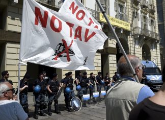 Val di Susa, fuochi d’artificio contro il cantiere della Tav