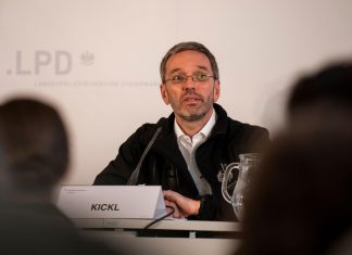 Migranti, l’Austria insiste sulla riforma d’asilo Ue: “Centri in paesi terzi”