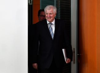 Migranti, Seehofer a Csu: Merkel si è mossa dello 0,0