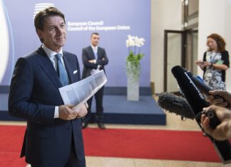 La Commissione europea dice sì alla mediazione del premier Conte