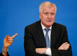 Migranti, il ministro degli Interni tedesco all’Ue: “Aiutare la Polonia a proteggere il confine”