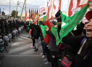 Ragazza violentata abortisce e viene condannata a sei mesi di carcere