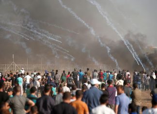 Gaza, violenze al confine: muore 17enne palestinese per spari Israele