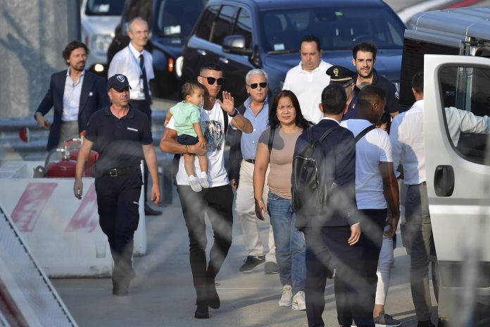 Cristiano Ronaldo arriva all'aeroporto di Caselle