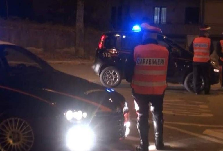 Matera, rischia il ritiro della patente: i genitori aggrediscono i carabinieri