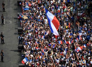 Francia, Michel Houellebecq si è sposato, l’annuncio da Carla Bruni