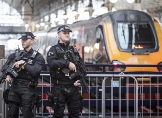 Regno Unito, spari a carnevale Manchester: 10 feriti, caccia al responsabile