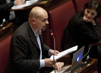 Genova, crolla il ponte. Spunta il twitter ‘fantasma’ di Baroni (M5S) contro le grandi opere