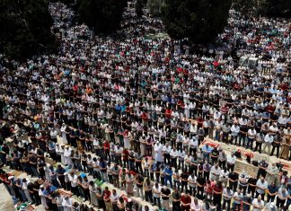 Cina, migliaia di persone contro la demolizione di una moschea in Ningxia