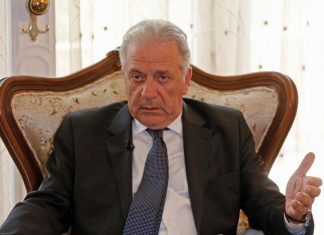 Migranti, Avramopoulos: “Roma non giochi, chi accusa l’Ue si spara sui piedi”