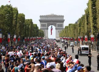 Molestie, schiaffeggiò 22enne in video virale a Parigi: arrestato